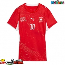 Camisa de Futebol Suíça Granit Xhaka #10 Equipamento Principal Mulheres Mundo 2026 Manga Curta